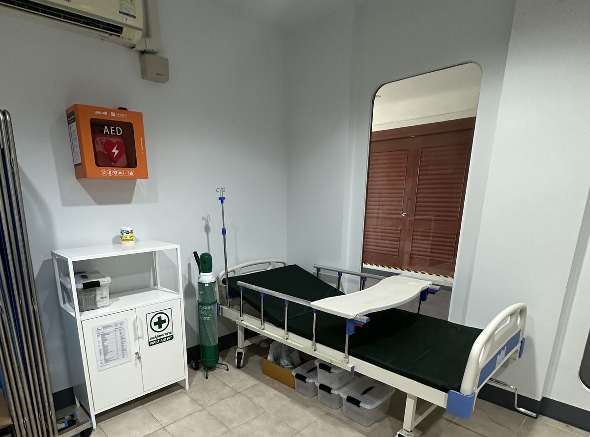 The Training Centre first aid room, with a defibrillator, oxygen and first aid supplies.